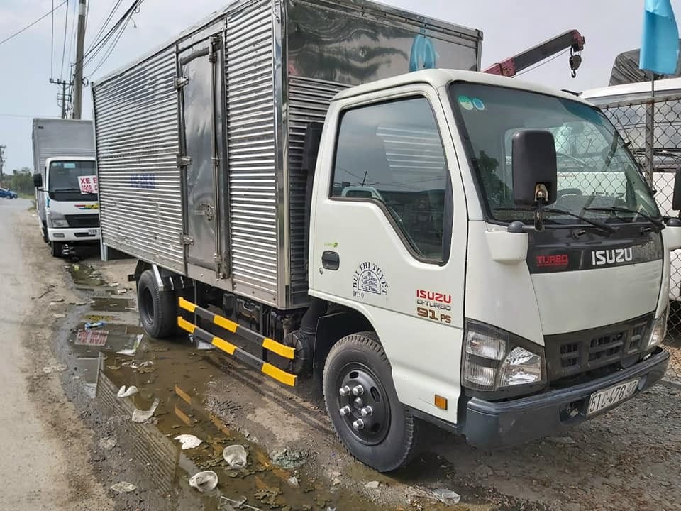 Xe tải Isuzu 1.9t cũ đời 2014 màu xanh đậu bên đường
