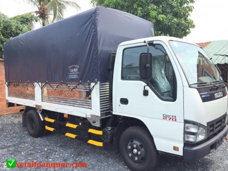 xe tải isuzu 2.4 tấn cũ thùng mui bạt đang đậu