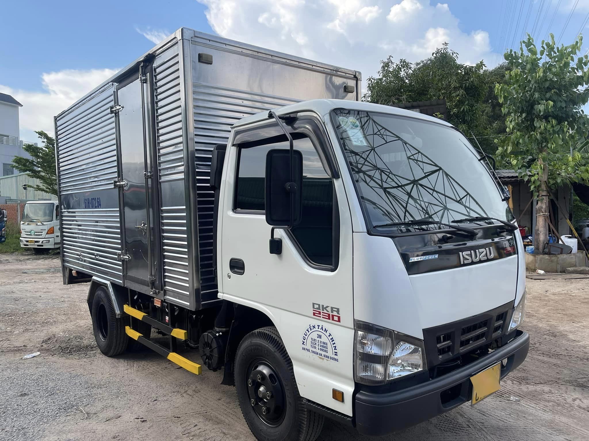 Xe tải Isuzu 2.4 tấn thùng kín cũ phù hợp Daklak