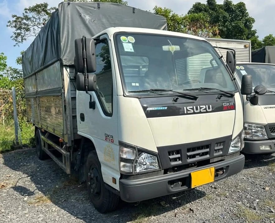 Xe tải Isuzu 2.5 tấn thùng mui bạt cũ sẵn sàng cho giao dịch tại Gia Lai