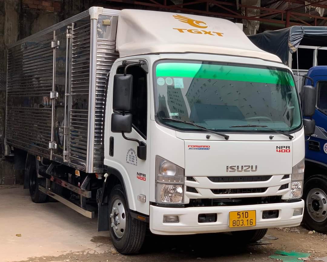 Xe tải Isuzu 3.5 tấn cũ đang được kiểm tra kỹ thuật trước khi bán tại TPHCM.