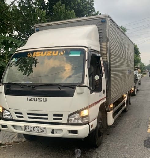 Xe tải Isuzu 3.5 tấn cũ đời 2006 màu trắng