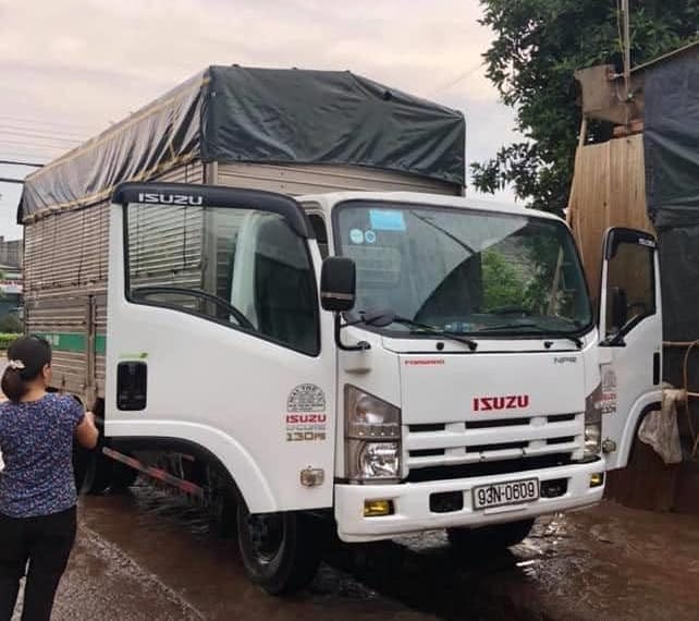 Xe tải Isuzu 3.5 tấn cũ đời 2008 bên đường