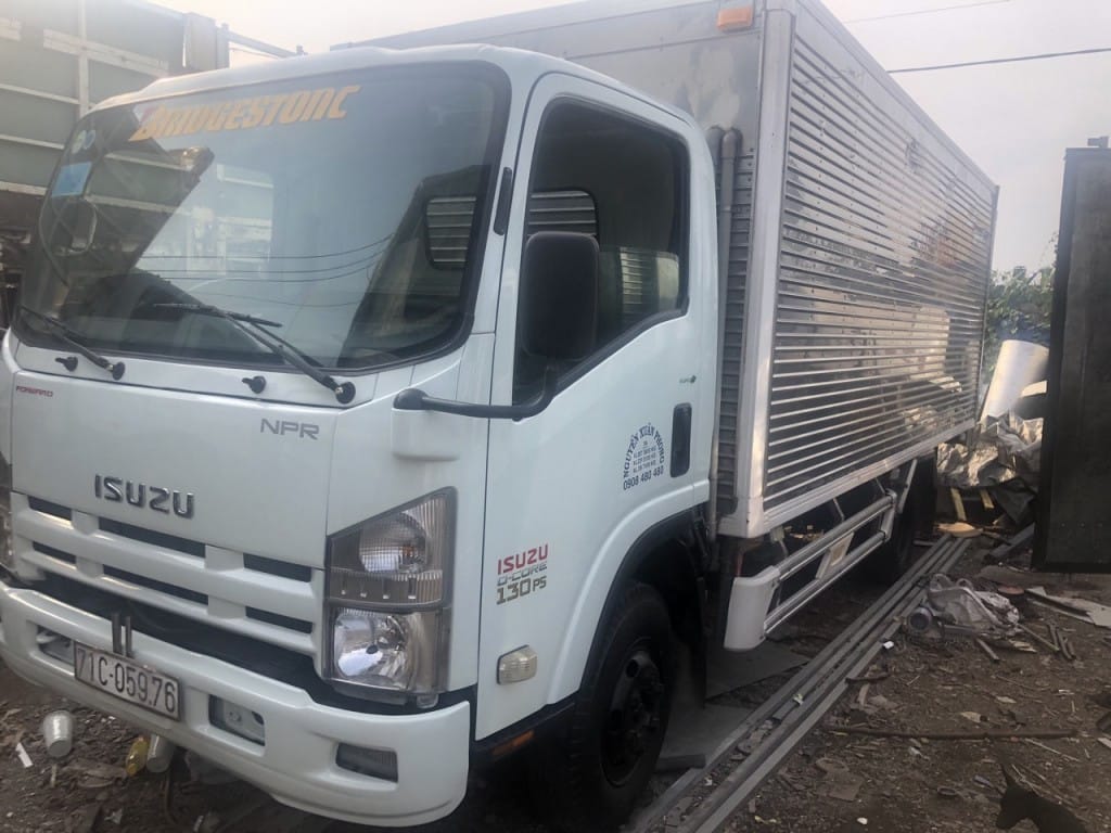 Xe tải Isuzu 3.5 tấn cũ đời 2010 màu trắng