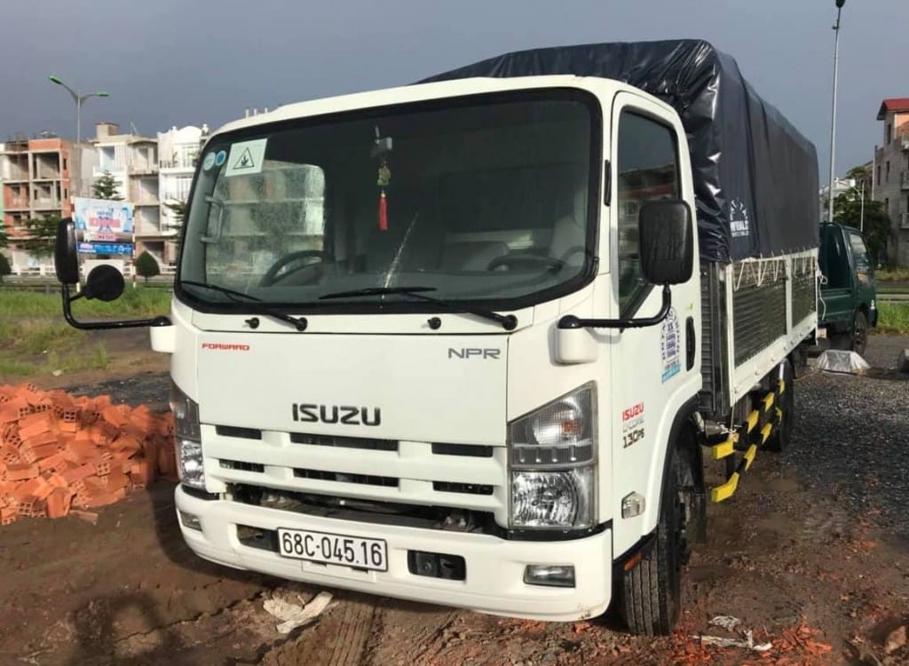 Xe tải Isuzu 3.5 tấn cũ đời 2015 tại bãi đỗ