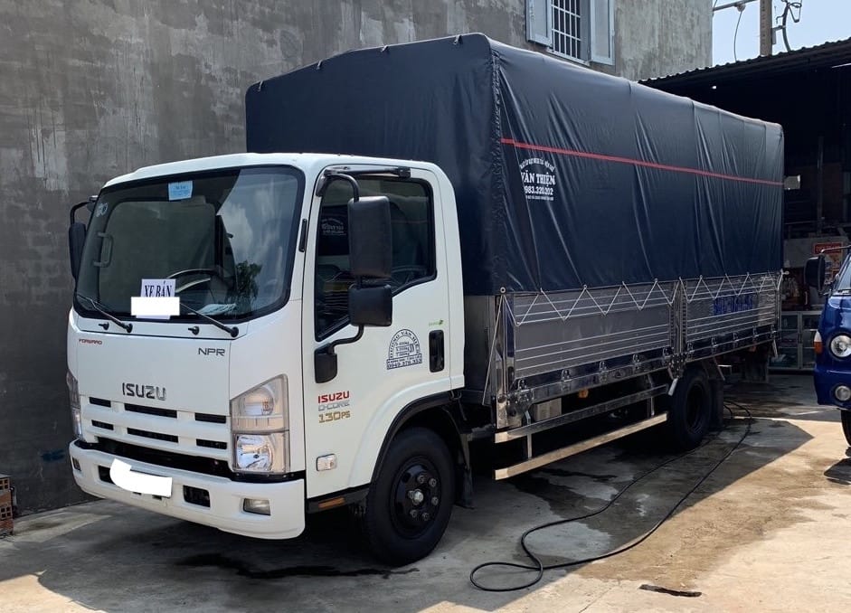 Xe tải Isuzu 3.5 tấn cũ đời 2017 với logo Isuzu rõ nét