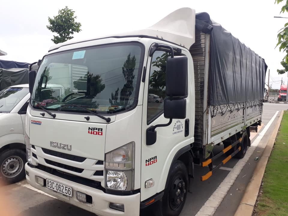 Xe tải Isuzu 3.5 tấn cũ đời 2018 trên đường cao tốc