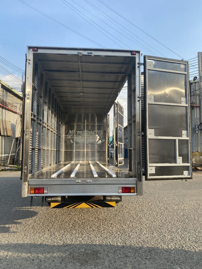 Xe tải Isuzu NQR thùng lửng đa dạng các loại tải trọng