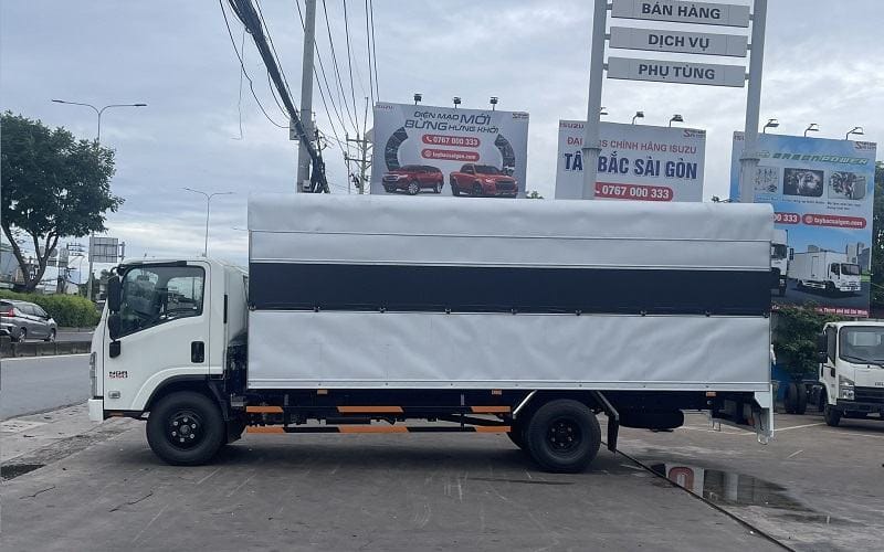 Xe tải Isuzu NQR550 phù hợp để tập lái bằng C và hiểu rõ bằng C lái được xe tải bao nhiêu tấn.