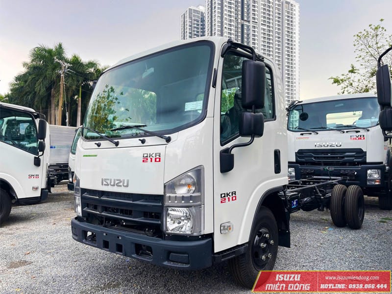 Xe tải Isuzu QKR 210 Euro 5 màu trắng, thể hiện thiết kế hiện đại và nhỏ gọn.