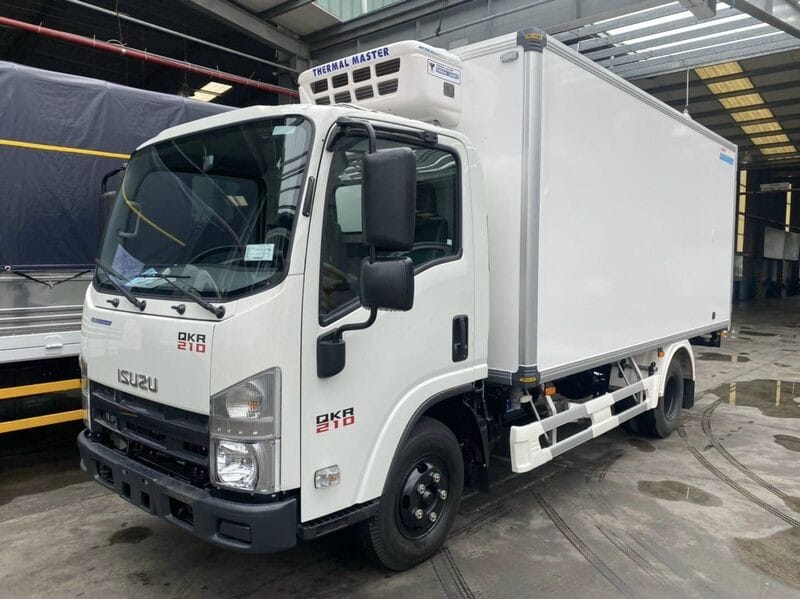 Xe tải Isuzu QKR 210 thùng đông lạnh vận chuyển