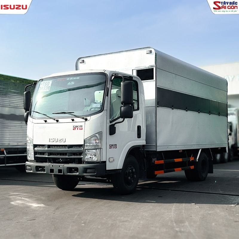 Xe tải Isuzu QKR210 chuyên dùng cho thi sát hạch bằng C1, hỗ trợ học viên hiểu quy định về tải trọng.