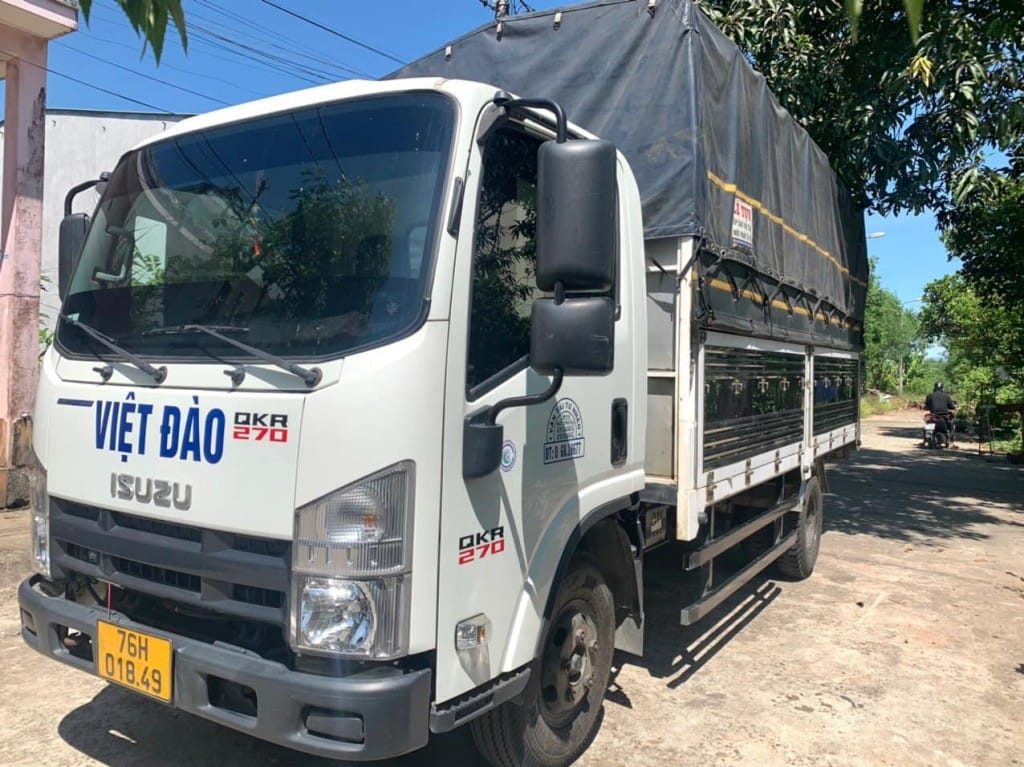 Xe tải Isuzu QKR270 1.9t cabin tròn đời 2021 đang đậu