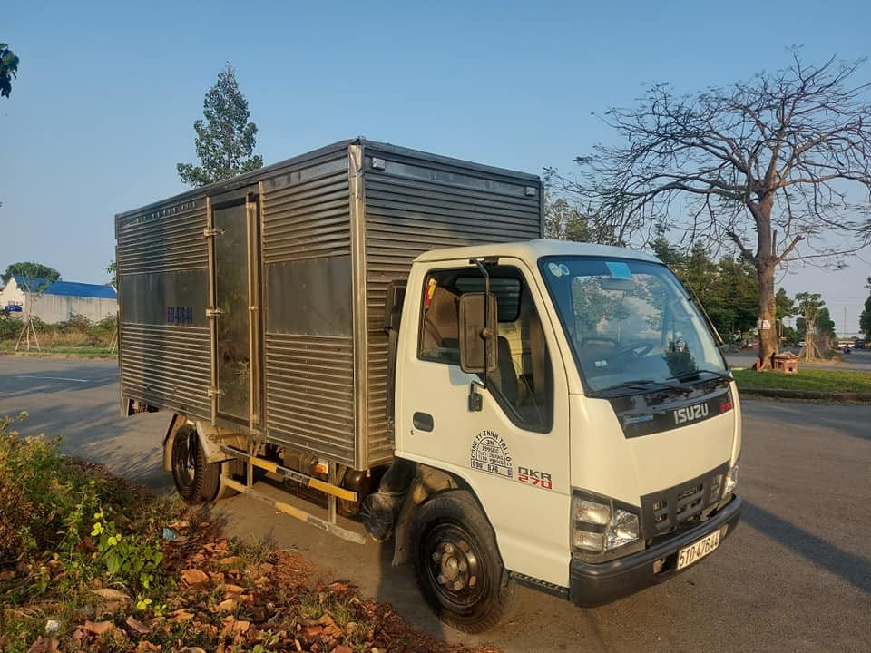 Xe tải Isuzu QKR270 1.9t cũ đời 2019 màu trắng