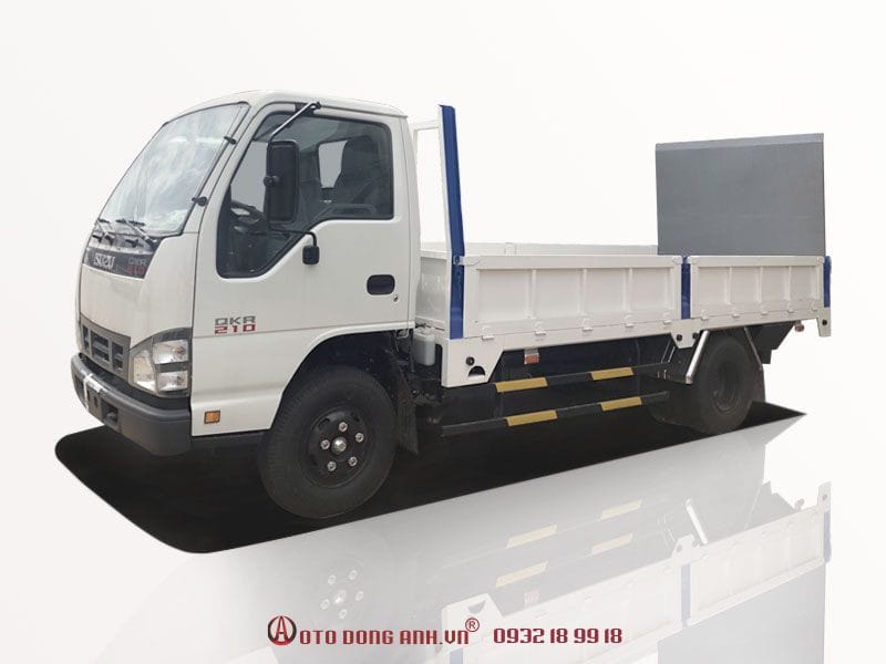 Xe tải Isuzu thùng lửng với bửng nâng hạ đang hoạt động, thể hiện giải pháp đóng thùng bửng nâng xe tải