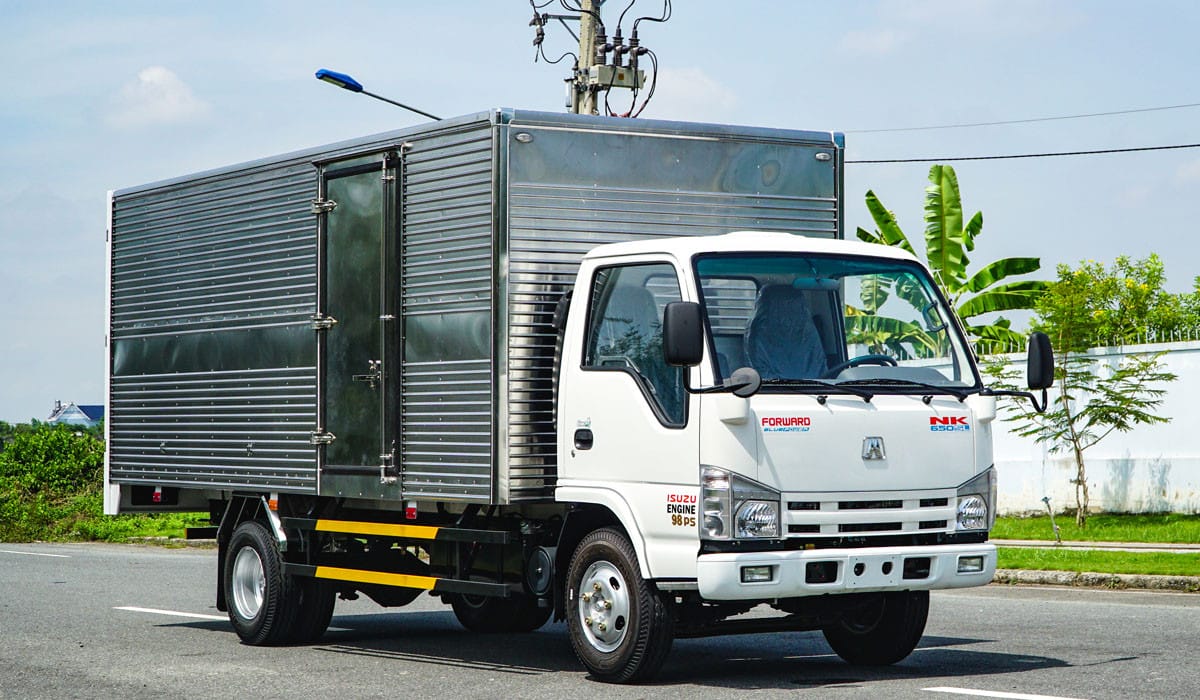 Xe tải Isuzu VM NK650 thùng kín từ góc nhìn phía sau