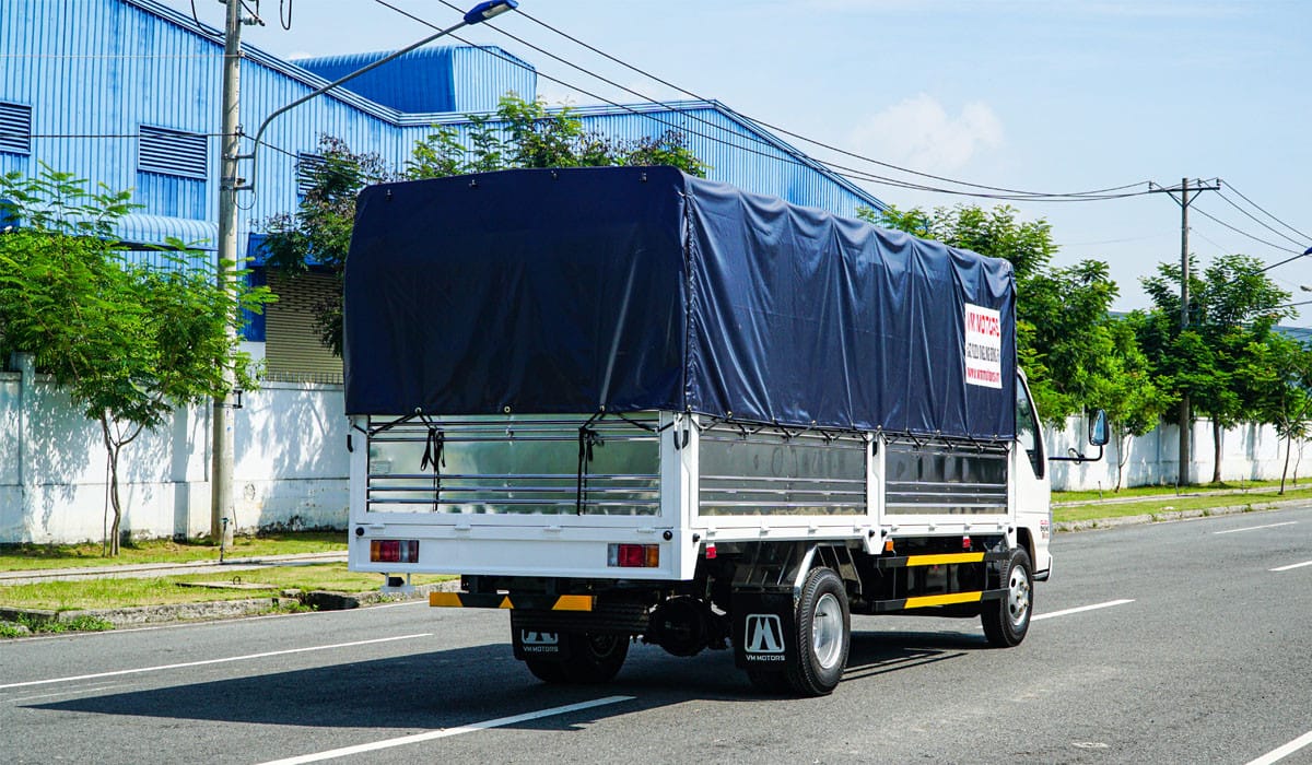 Xe tải Isuzu VM NK650 thùng mui bạt với tải trọng 3.5 tấn