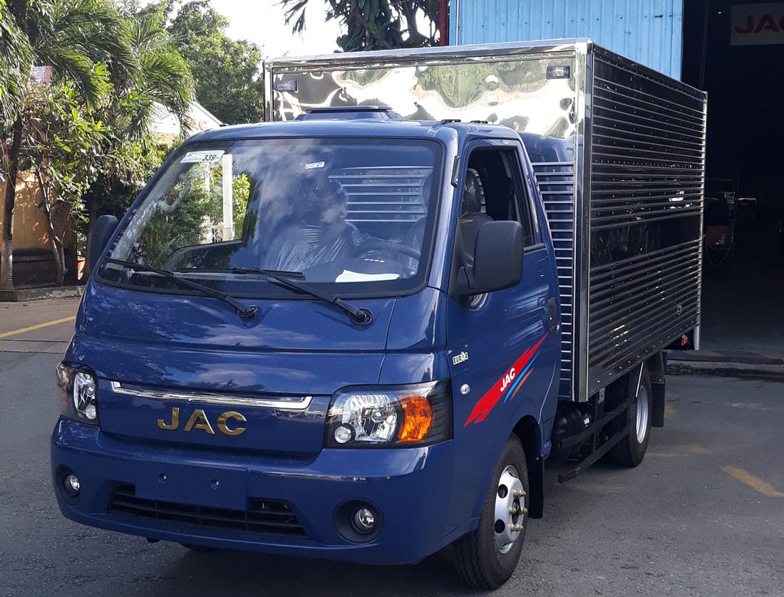 Xe tải Jac 1.5 tấn thùng kín màu trắng, chi tiết cửa sau và kết cấu thùng xe được nhìn rõ
