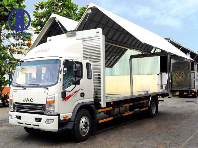 Xe tải JAC N-series màu trắng, nổi bật với hiệu suất và tiết kiệm nhiên liệu