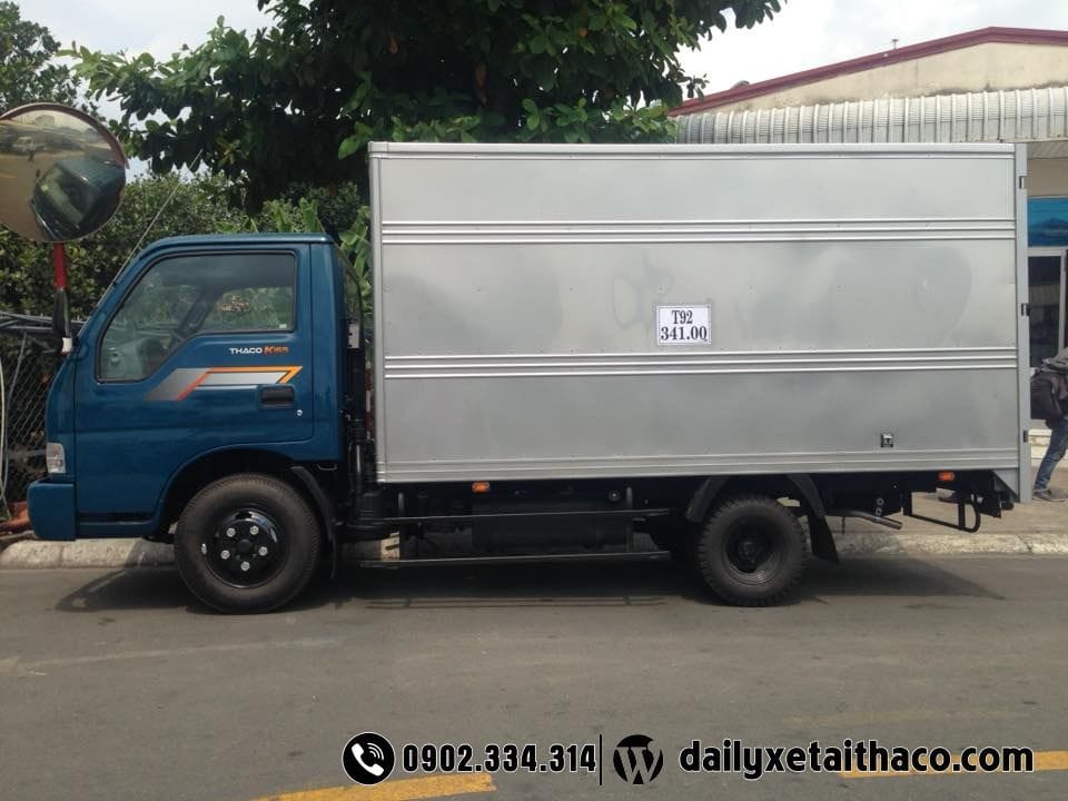 Xe tải Kia K165 phiên bản thùng kín màu xanh dương, phù hợp để vận chuyển hàng hóa cần bảo vệ khỏi thời tiết và bụi bẩn