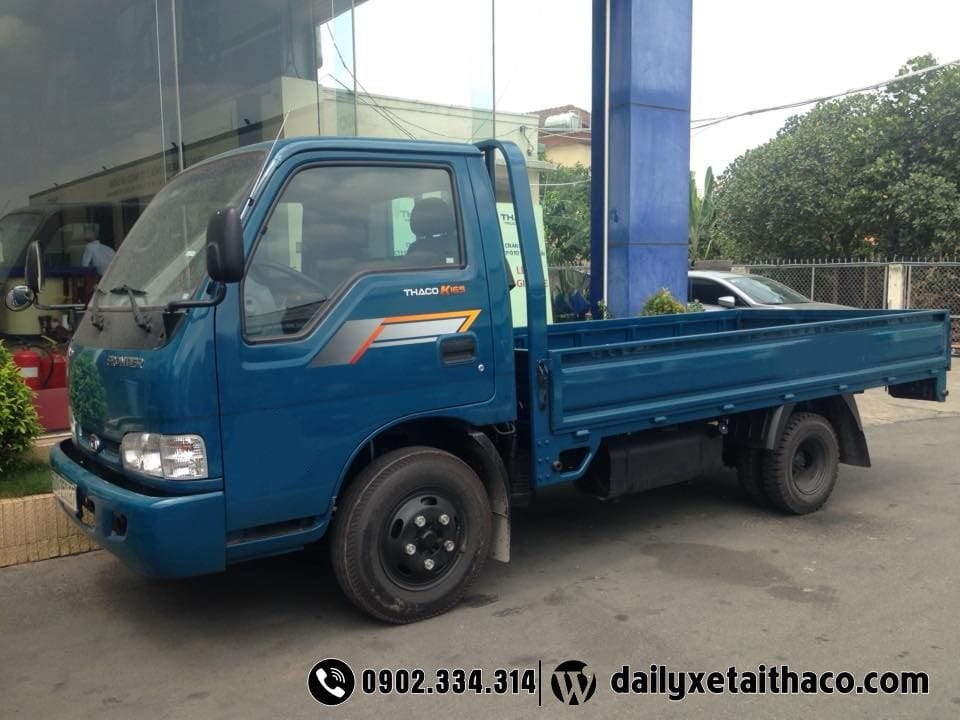 Xe tải Kia K165 phiên bản thùng lửng màu xanh, được thiết kế để vận chuyển các vật liệu xây dựng và hàng hóa cồng kềnh