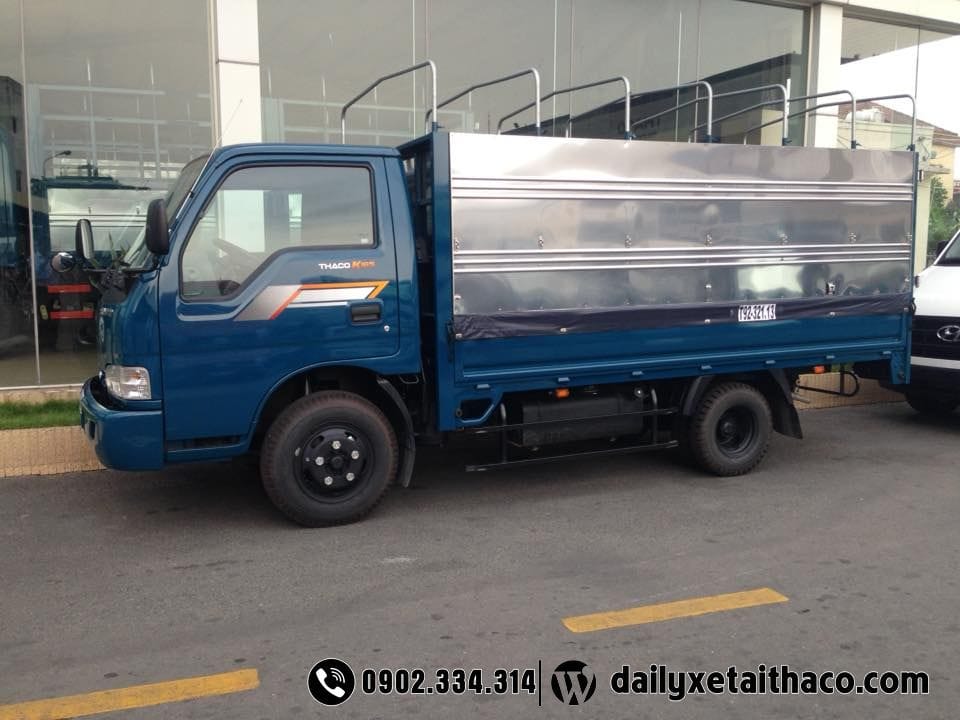 Xe tải Kia K165 phiên bản thùng mui bạt đang hoạt động, nổi bật với khả năng linh hoạt trong việc vận chuyển hàng hóa đa dạng