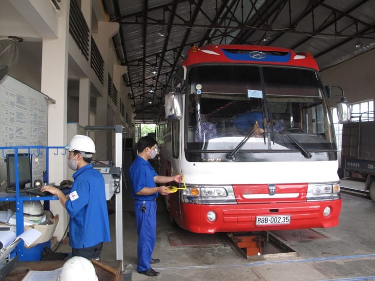 Xe tải lớn đang di chuyển, nhấn mạnh tầm quan trọng của việc tuân thủ chu kỳ đăng kiểm xe tải