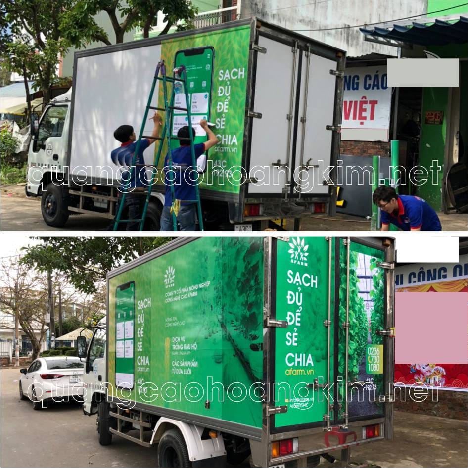 Xe tải lớn với tem dán sản phẩm siêu thực, tạo điểm nhấn nghệ thuật