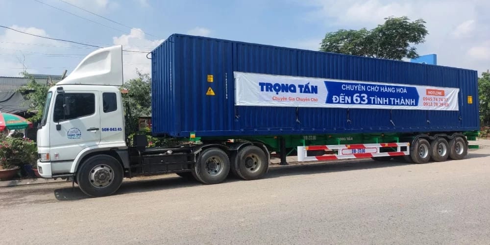 Xe tải màu xanh đang dừng đỗ, biểu trưng cho đội xe vận tải chuyên nghiệp đang tìm kiếm ứng viên tuyển lái xe tải chạy bắc nam.