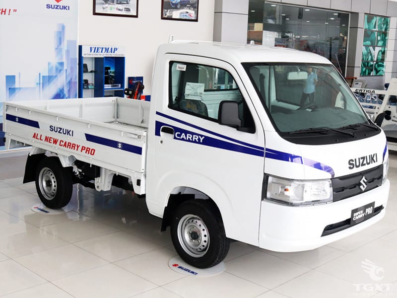 Xe tải nhẹ Suzuki Carry Pro đang vận chuyển hàng hóa trong đô thị