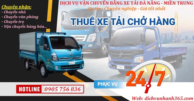 Xe tải nhỏ chở hàng Đà Nẵng màu trắng đang vận chuyển hàng trên đường phố đông đúc.