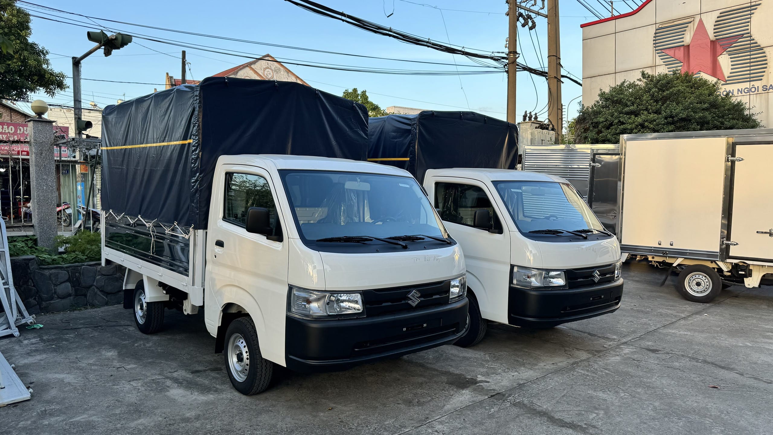 Xe tải nhỏ màu trắng phù hợp cho thuê xe tải tự lái vận chuyển hàng hóa