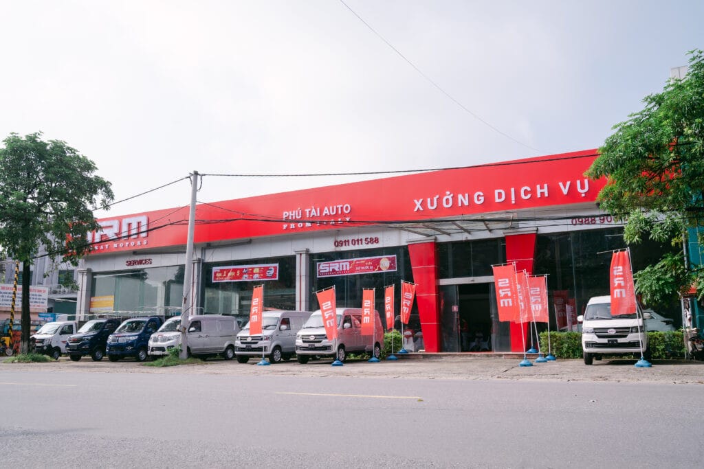 Xe tải SRM màu trắng tại đại lý, hình ảnh mô tả giá xe tải SRM
