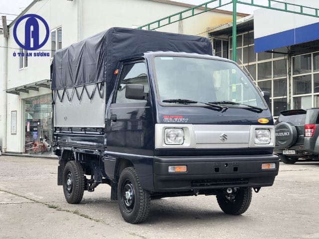Xe tải Suzuki Carry Truck màu trắng, đại diện cho phân khúc xe tải nhẹ