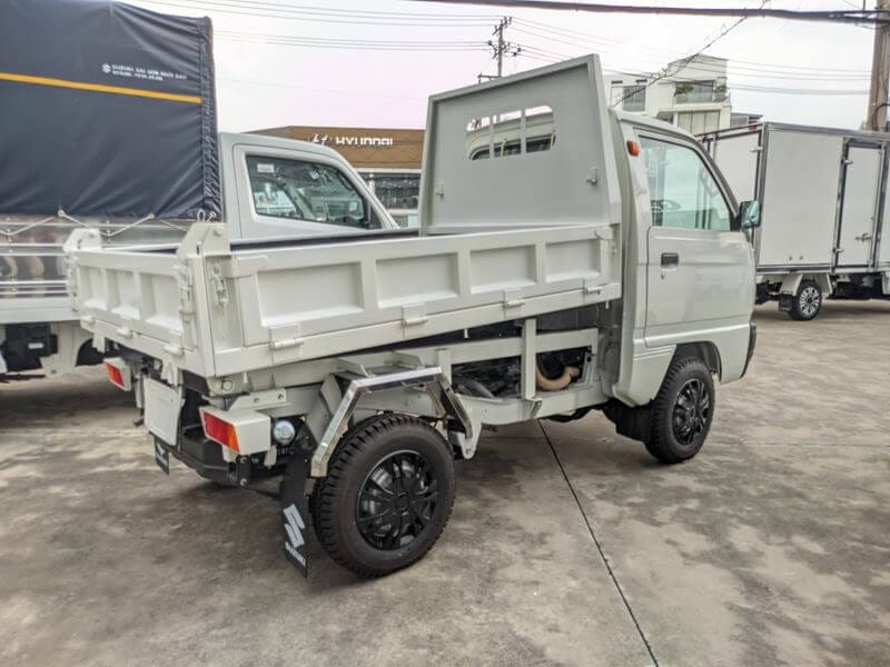 Xe tải Suzuki Carry Truck phiên bản thùng ben, thể hiện khả năng nâng hạ tự động phục vụ chuyên chở vật liệu.