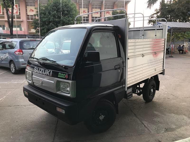 Xe tải Suzuki Carry Truck với thùng mui bạt, cho thấy khả năng bảo vệ hàng hóa tối ưu khỏi thời tiết.