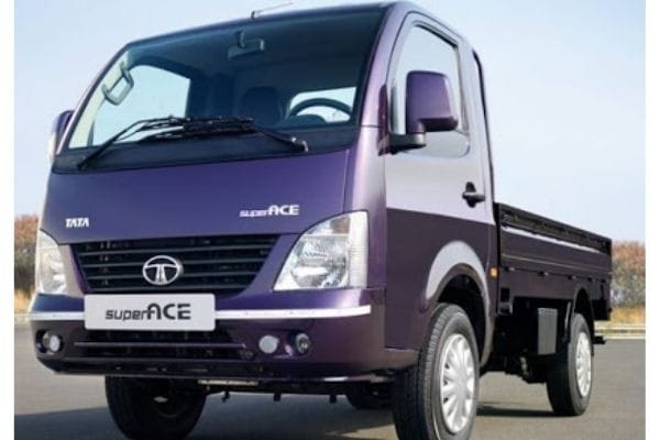 Xe tải Tata màu trắng đang vận hành trên đường, biểu tượng cho sự tin cậy của xe tải Tata 1t2 cũ.