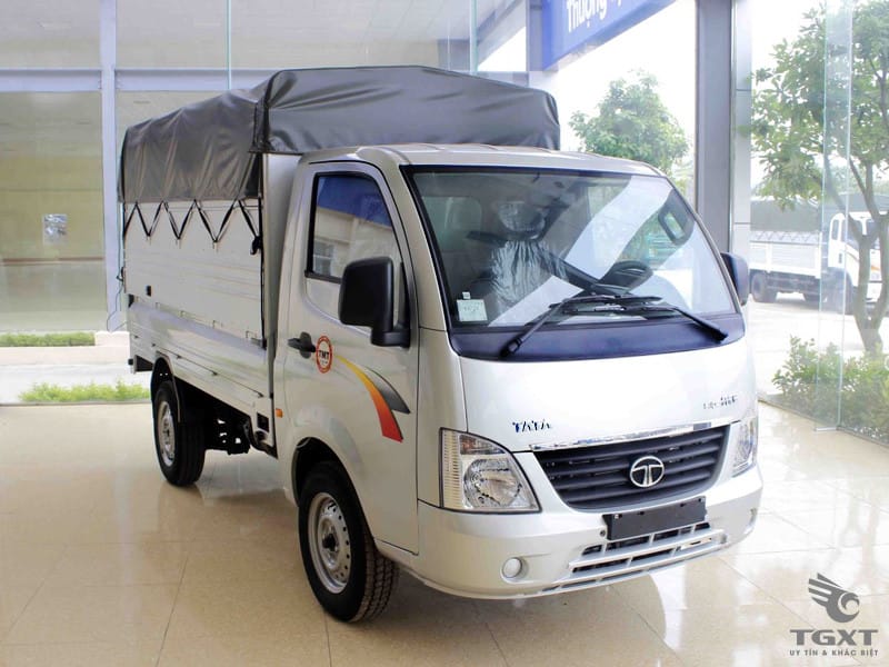 Xe tải Tata Super ACE 990kg thùng mui bạt màu trắng đang đỗ trên đường, thể hiện sự linh hoạt và hiệu quả vận chuyển hàng hóa, đại diện cho mức giá xe tải Tata 990kg tối ưu.