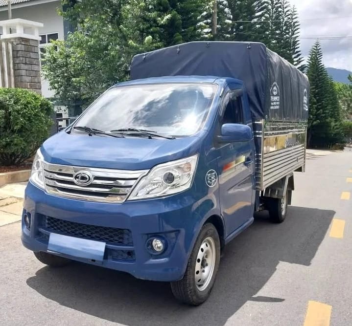 Xe tải Teraco 100 cũ đời 2021 thùng mui bạt bằng inox, minh họa độ bền và khả năng chịu tải của dòng xe này