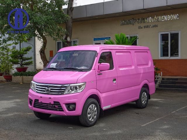 Xe tải Teraco Tera V màu trắng trên đường, là một trong các hãng xe tải được ưa chuộng