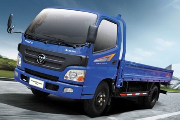 Xe tải Thaco 1 tấn cũ đang được kiểm tra trước khi mua