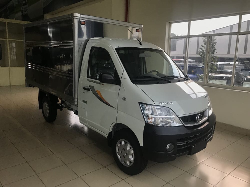 Xe tải Thaco 990kg Towner màu trắng vận hành trên đường