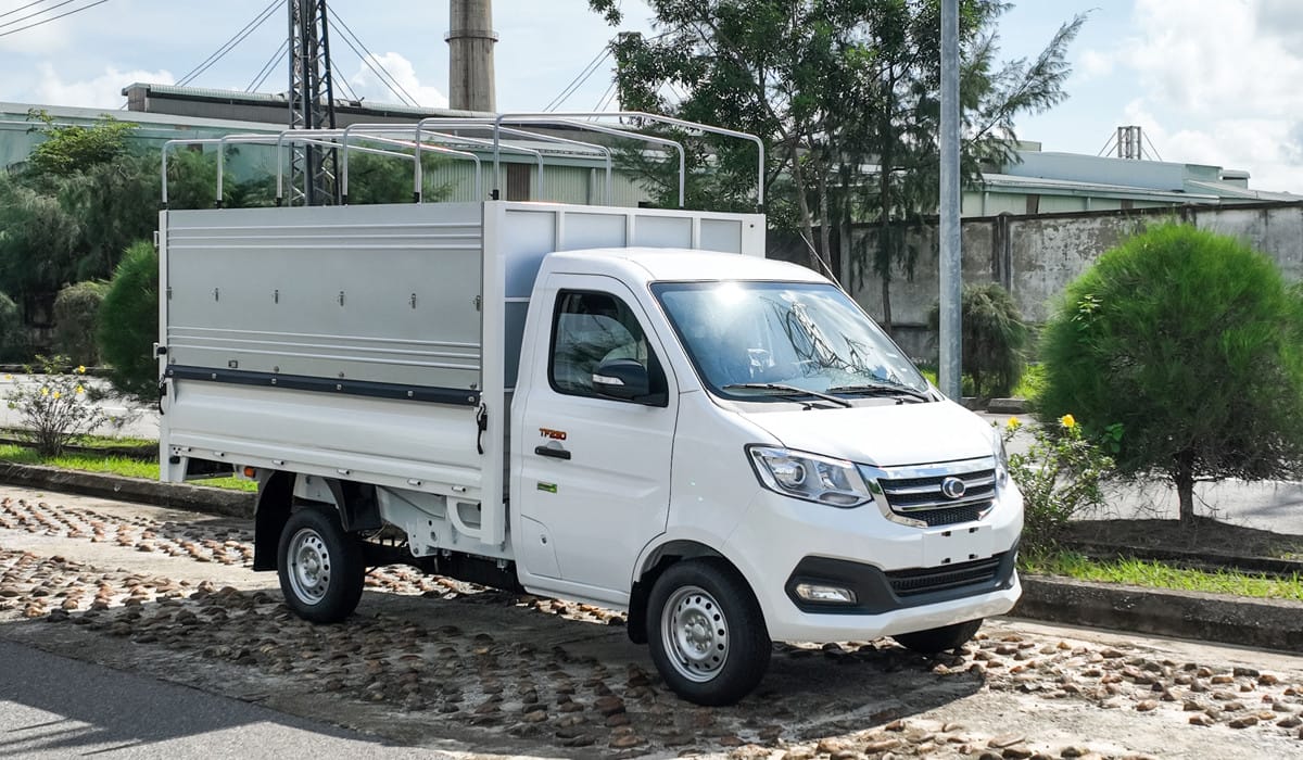 Xe tải Thaco Frontier TF230 thùng mui bạt với kích thước thùng xe tải 1 tấn tối ưu