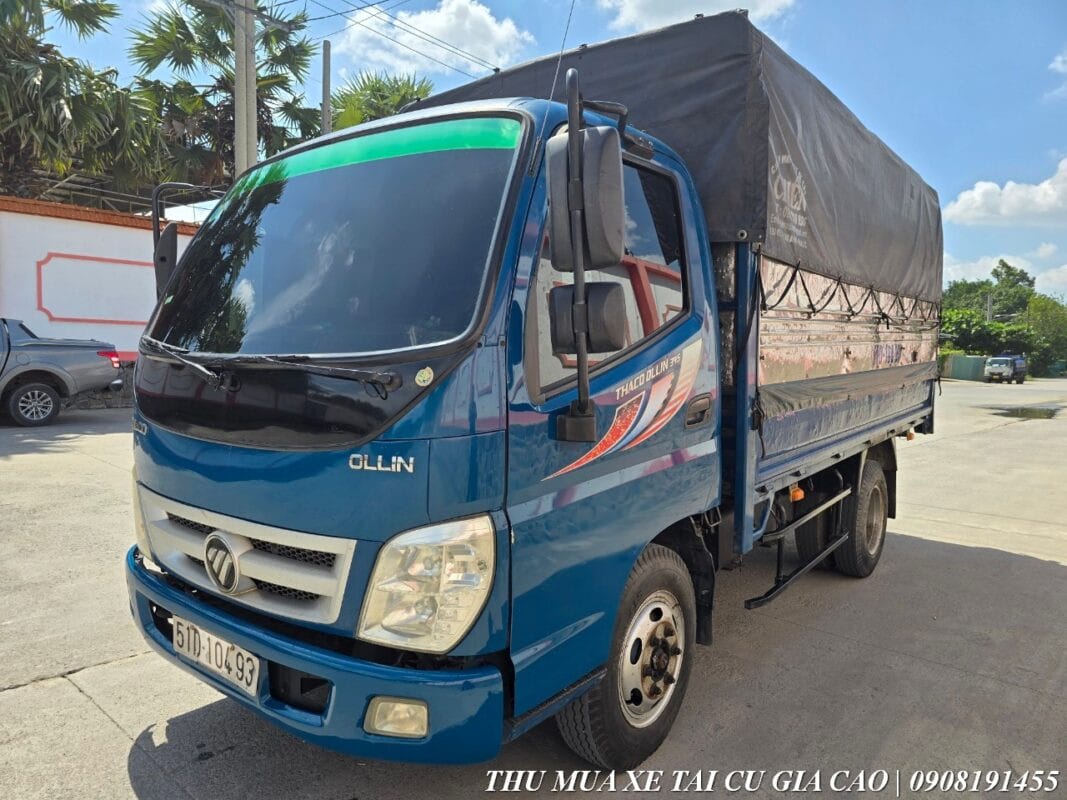 Xe tải Thaco Ollin 2.4 tấn cũ đang được kiểm tra tổng thể