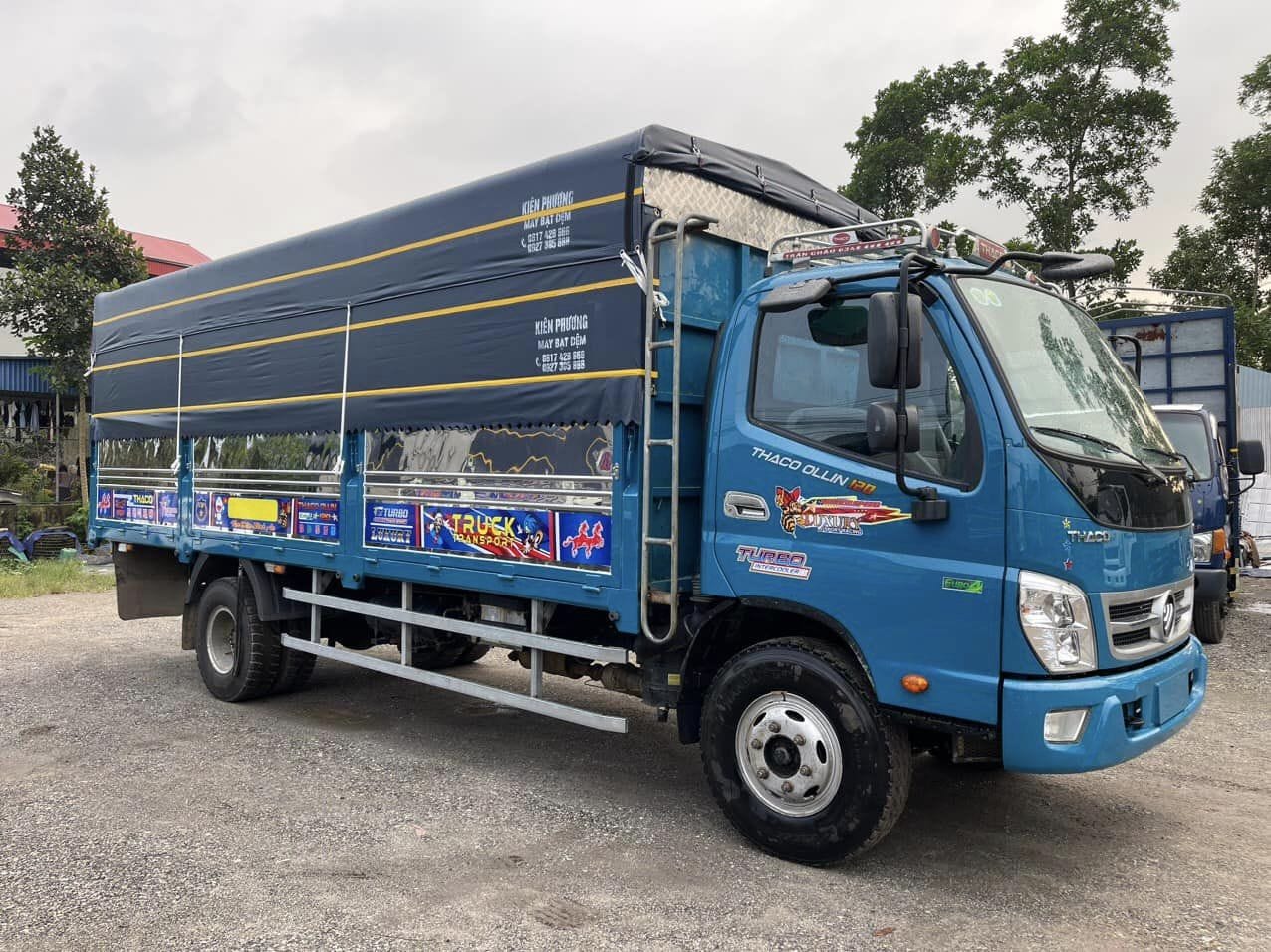 Xe tải Thaco Ollin 7 tấn cũ với thùng mui bạt màu xanh