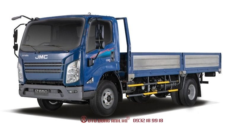 Xe tải thùng lửng màu trắng đang đỗ trên đường phố, minh họa cho việc đóng thùng lửng xe tải