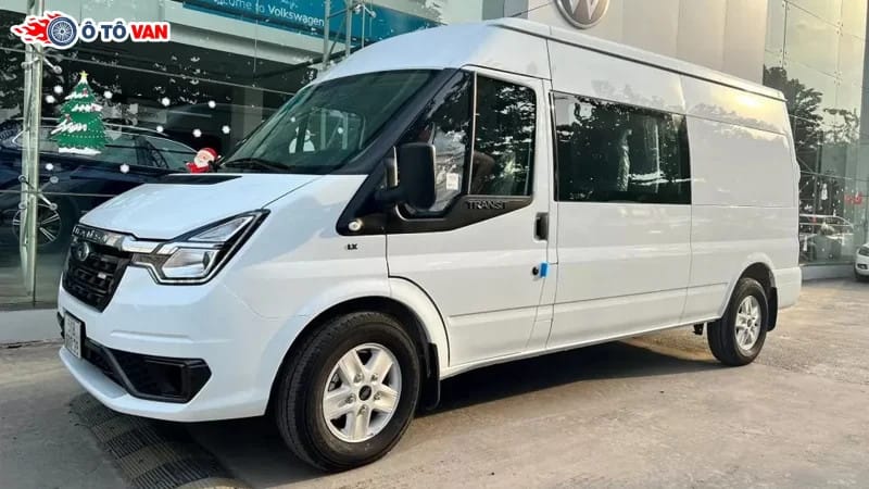Xe tải van 6 chỗ Ford Transit màu trắng hiện đại, nhìn từ góc 3/4 phía trước
