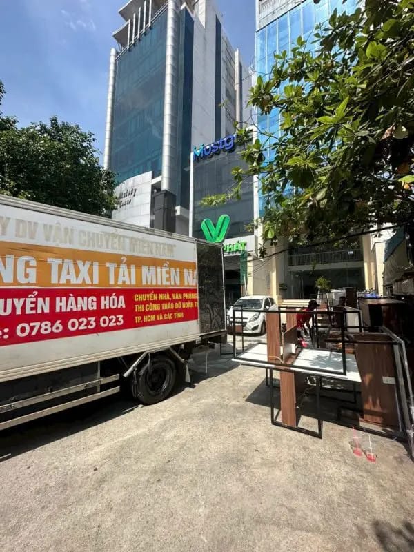 Xe tải vận chuyển đồ đạc gia đình