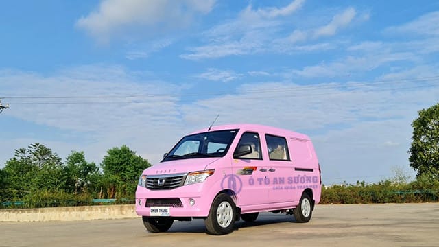 Xe tải van Kenbo 5 chỗ 680kg màu xanh đậu trên đường