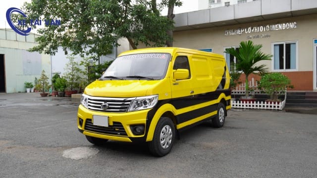 Xe tải van Mitsubishi Tera V màu vàng phù hợp cho nữ 1981